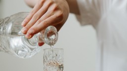 Vodka je všestranný pomocník: V domácnosti vyčistí okná i škvrny a zachráni kvety