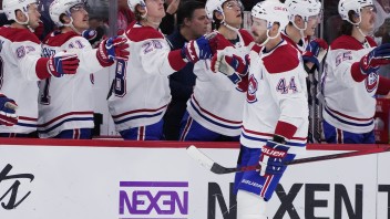 NHL: Slafkovský nedohral po tvrdom hite, Montreal uspel v Chicagu po nájazdoch