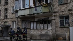 Rusi zasiahli obytnú štvrť v Dnipre, ukrajinské úrady hlásia niekoľko zranených