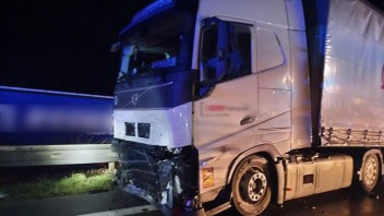 Tragédia na Kysuciach: Pri čelnej zrážke auta s kamiónom zomreli dvaja ľudia