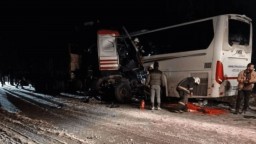 Pri zrážke autobusu s kamiónom v Lotyšsku sa zranilo 25 ukrajinských vojakov