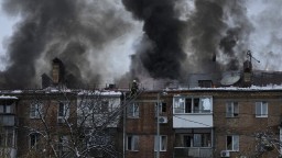 V Bachmute pokračovali ťažké boje. Ukrajina popiera tvrdenia Ruska o obkľúčení mesta