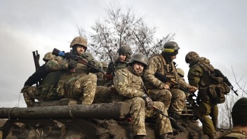 ONLINE: Kyjev plánuje vyhostiť Rusov žijúcich na Kryme, ukrajinskí vojaci sa vzdávajú oblečenia v prospech ľudí