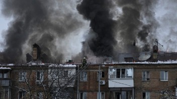 Zločinom je okrem vpádu na Ukrajinu aj vojnová taktika Ruska, tvrdí Berlín
