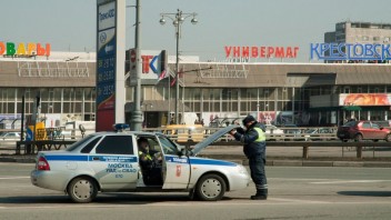 Ruské ministerstvo vnútra má problém s policajnými autami, informoval denník Kommersant
