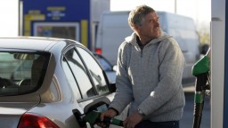 Štvrtina maďarských čerpacích staníc má nedostatok benzínu, uvádza server Telex