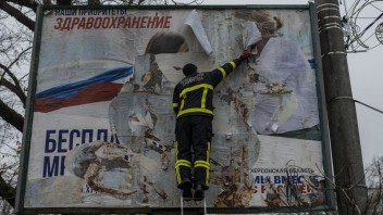 Cherson sa teší z oslobodenia. Ukrajinci likvidujú bilbordy, ktoré šírili ruskú propagandu