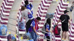 Svet s úžasom pozoruje správanie Japoncov na majstrovstvách. Po zápase pomáhajú zbierať odpadky