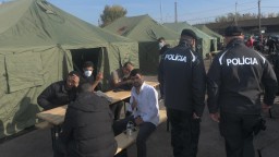 ROZHOVOR: Migračný tlak neklesá. Kontroly utečeneckú krízu nevyriešia, hovorí politológ