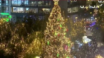 Vianočnú atmosféru rozprúdili aj v Grécku. Vďaka LED žiarovkám na stromčeku chcú ušetriť energiu
