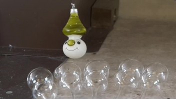 V Čadci pokračujú vo výrobe unikátnych ozdôb na Vianoce. Nezastavila ich energetická kríza ani pandémia