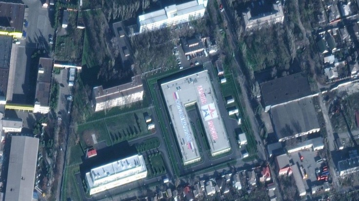 Rusi sa udomácňujú v Mariupole. Satelitné snímky odhalili obrovskú armádnu základňu
