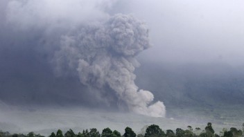 V Indonézii vybuchla sopka Semeru, úrady vyhlásili najvyšší stupeň pohotovosti