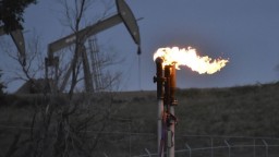 Skupina OPEC+ sa dohodla, že ponechá ťažbu ropy bez zmeny