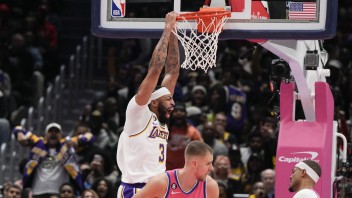 NBA: Los Angeles Lakers uspeli na palubovke Washingtonu. Anthony Davis nastrieľal 55 bodov