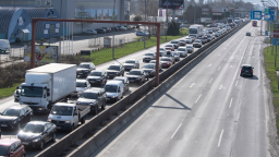 Na D1 na vjazde do Bratislavy sa zrazili štyri autá. Vodiči si počkajú v kolónach