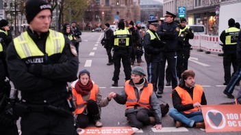 Klimatickí aktivisti zablokovali dopravu v Berlíne a Mníchove. Prilepili sa k vozovke