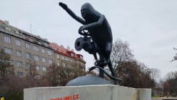V Prahe už majú náhradu za sochu Koneva, vystriedal ju hajlujúci ohyzd s tvárou Putina