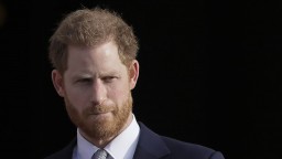 Princ Harry kritizuje členov kráľovskej rodiny: Vypúšťajú historky a hrajú špinavé hry