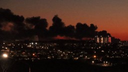 Na vojenskom letisku pri Kursku horí zásobník ropy. Podľa Ruska za to môže ukrajinský dronový útok