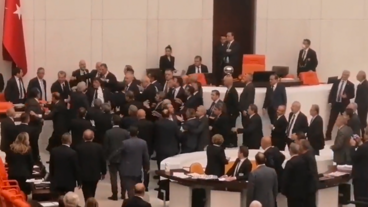 Tureckí poslanci sa pobili v parlamente, jeden skončil v kritickom stave v nemocnici