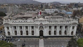 Peruánsky prezident Castillo oznámil, že chce rozpustiť parlament. Ten ho následne odvolal