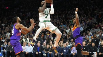 NBA: Boston Celtics v pozícii hostí porazili basketbalistov Phoenixu, upevnili si tým miesto lídra tabuľky