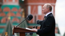 Putin označil ruských vojakov za hrdinov, Ukrajinci ich podozrievajú zo zločinov