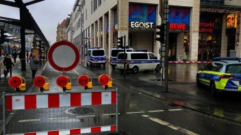 Polícia v Drážďanoch oslobodila rukojemníkov, útočník podľahol zraneniam