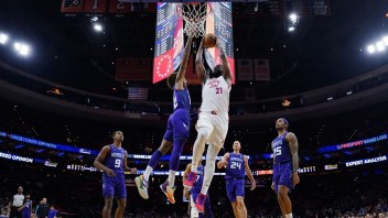 NBA: Embiid bol hlavnou postavou nočného zápasu, priviedol Philadelphiu k triumfu nad Charlotte