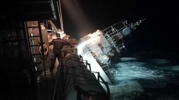 Thajskí záchranári po lodnej nehode našli jedného živého člena posádky a päť obetí