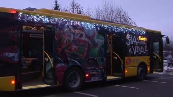 V slovenských mestách jazdia vianočné autobusy. Majú medzi ľudí priniesť viac sviatočnej atmosféry