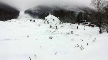 V lyžiarskom stredisku v Rakúsku sa strhla lavína. Štyria ľudia sú zranení, jeden z nich vážne