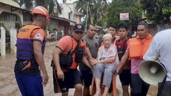 Počet obetí záplav na Filipínach stúpol na 39. Voda zničila už stovky domov
