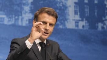Macron prisľúbil Ukrajincom podporu aj dotiahnutie dôchodkovej reformy