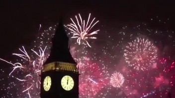 Londýn privítal Nový rok veľkolepým ohňostrojom na rieke Temža. Aká bola atmosféra svetových metropol?