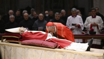 FOTO: Vo Vatikáne vystavili telo zosnulého Benedikta XVI. Rozlúčiť sa prichádzajú tisíce ľudí