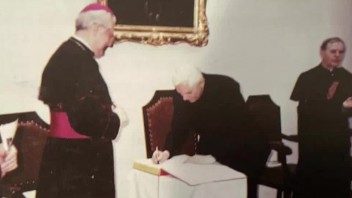 Ako pápež nikdy nenavštívil Slovensko. Napriek tomu je Benedikt XVI. dôležitou súčasťou slovenskej cirkvi