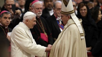 Tajomník Benedikta XVI. napísal knihu. Odhaľuje v nej napätie spojené so spolužitím dvoch pápežov