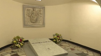 Hrobka pápeža Benedikta XVI. je už prístupná verejnosti, na otvorenie čakalo mnoho veriacich