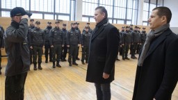 Slovensko vyslalo na maďarsko-srbskú hranicu takmer 40 policajtov. Vyprevadili ich Mikulec s Hamranom