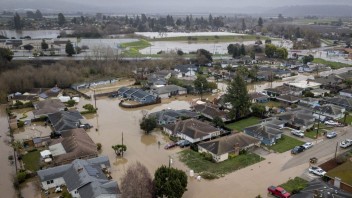 Kaliforniu naďalej sužujú dažde. Úrady nariadili evakuáciu mesta, kde žijú aj Harry a Meghan