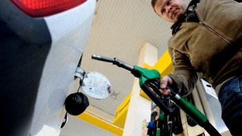 Dobrá správa pre vodičov. Ceny ropy klesli pod 80 dolárov za barel