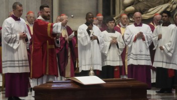 Vo Vatikáne sa konal pohreb kontroverzného austrálskeho kardinála Pella. Obradu sa zúčastnil aj pápež František