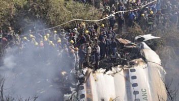 V Nepále sa zrútilo lietadlo so 72 ľudmi na palube. Hlásia najmenej 69 mŕtvych