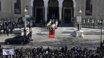 FOTO: Grécko sa rozlúčilo s posledným kráľom. K rakve prúdili davy ľudí