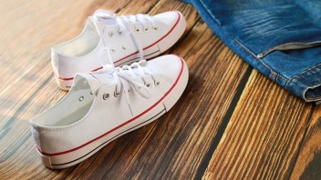 Ako nosiť topánky Converse, aby vyzerali štýlovo?