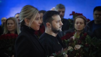 FOTO: V Kyjeve sa rozlúčili s ukrajinským ministrom vnútra, na pohreb prišiel aj Zelenskyj