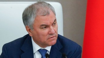 Predseda dolnej komory ruského parlamentu navrhol zabaviť majetok Rusom, ktorí emigrovali