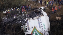 Nepál zisťuje príčinu tragickej havárie lietadla. Čierne skrinky pošle na analýzu do Singapuru
